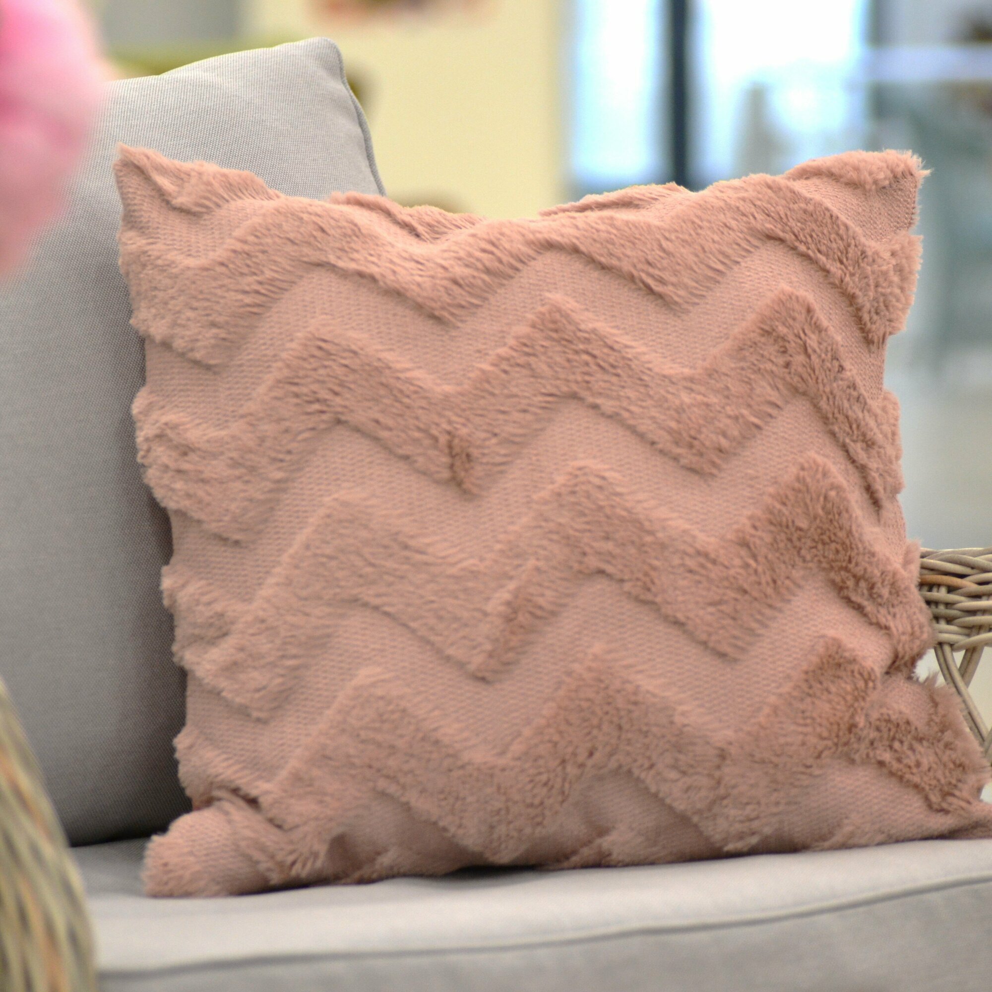 Чехол декоративный на подушку Мех+вязка 45х45 зиг-заг темно-розовый
