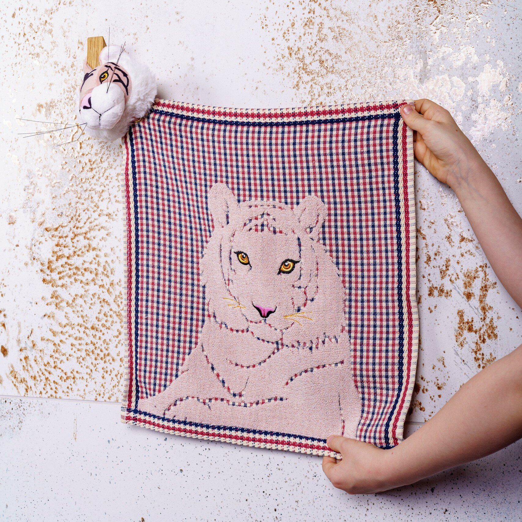 фото Детское полотенце для рук и лица с игрушкой тигр розовое