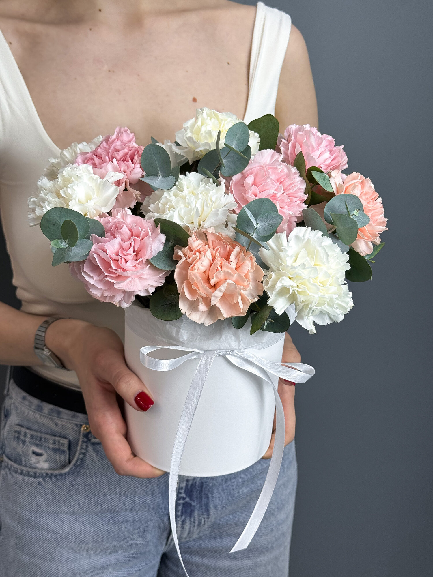 Букет из диантусов и эвкалипта в шляпной коробке. Букет 145 Florish