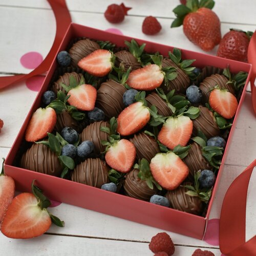 Изображение товара Клубника в шоколаде 16-25 шт, «Sweet Classic”, с голубикой, сладкий подарок для любимой девушки и мамы