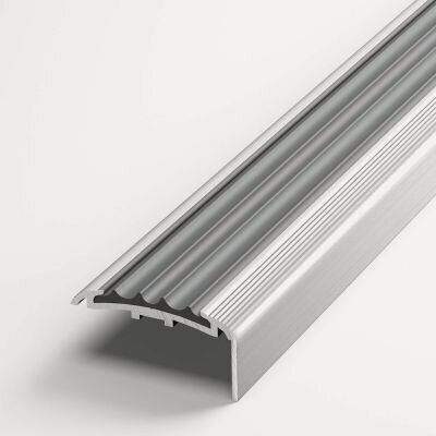 Изображение товара Угловая противоскользящая накладка на ступени Лука ПУ 71, 40х20 мм, длина 2,7 м, алюминиевая без покрытия 00, вставка из ПВХ серая 414