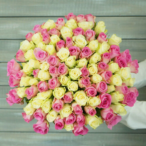 Изображение товара Букет живых цветов из 101 белой розовой розы 40см от Букет Маркет