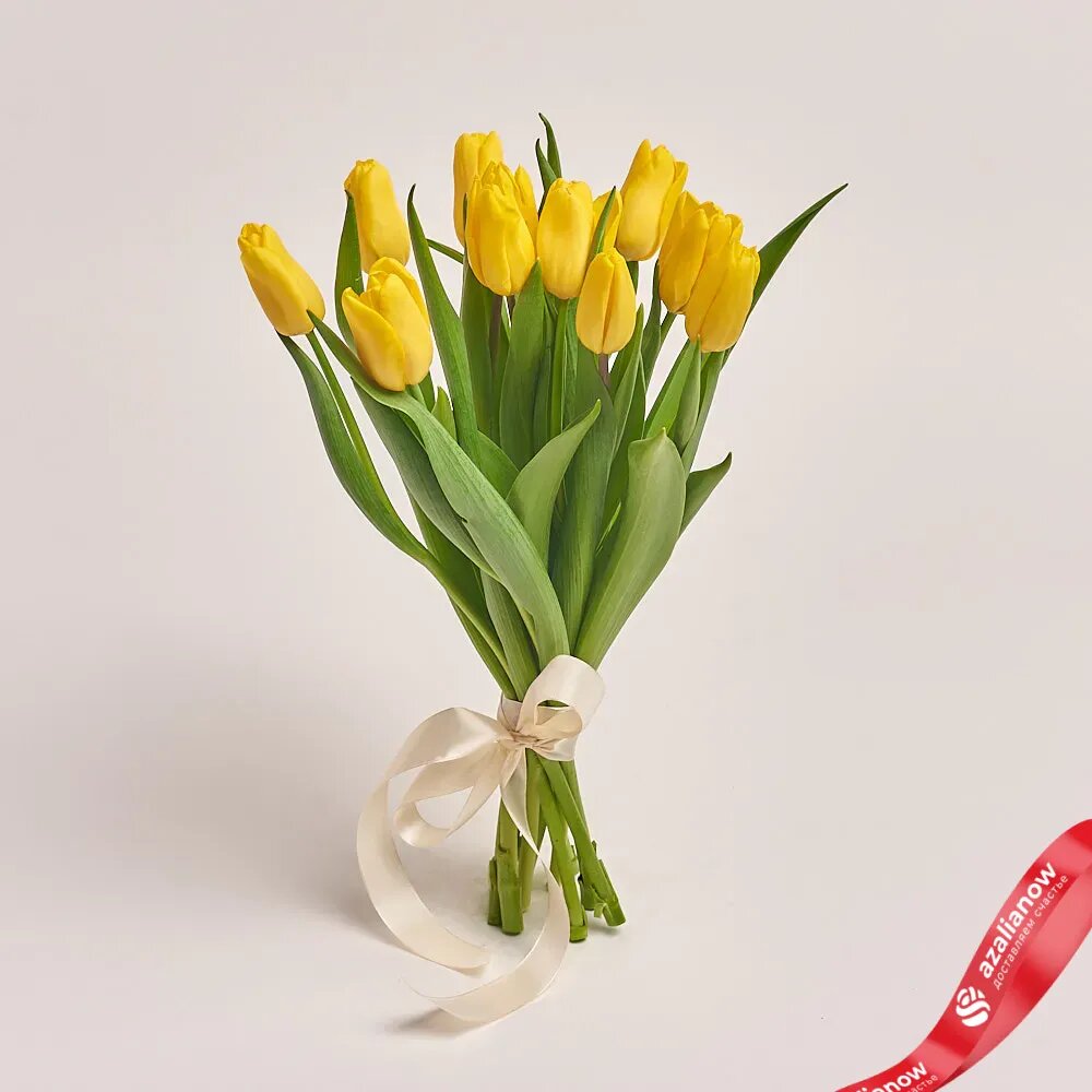 Букет из желтых тюльпанов 11 штук без упаковки оформление под ленту