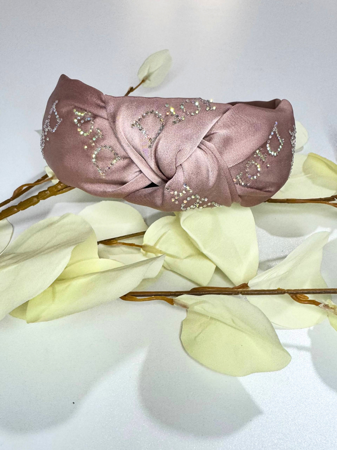 Элегантный женский атласный ободок с декоративным блеском — универсальный аксессуар для волос