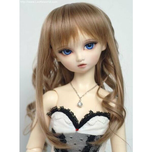 lr sd sportivnyy dvuruchnyy DollGa Wig LR-032_M-P (Парик с локонами и прямой чёлкой светлый блонд размер 8-9 дюймов для БЖД кукол)