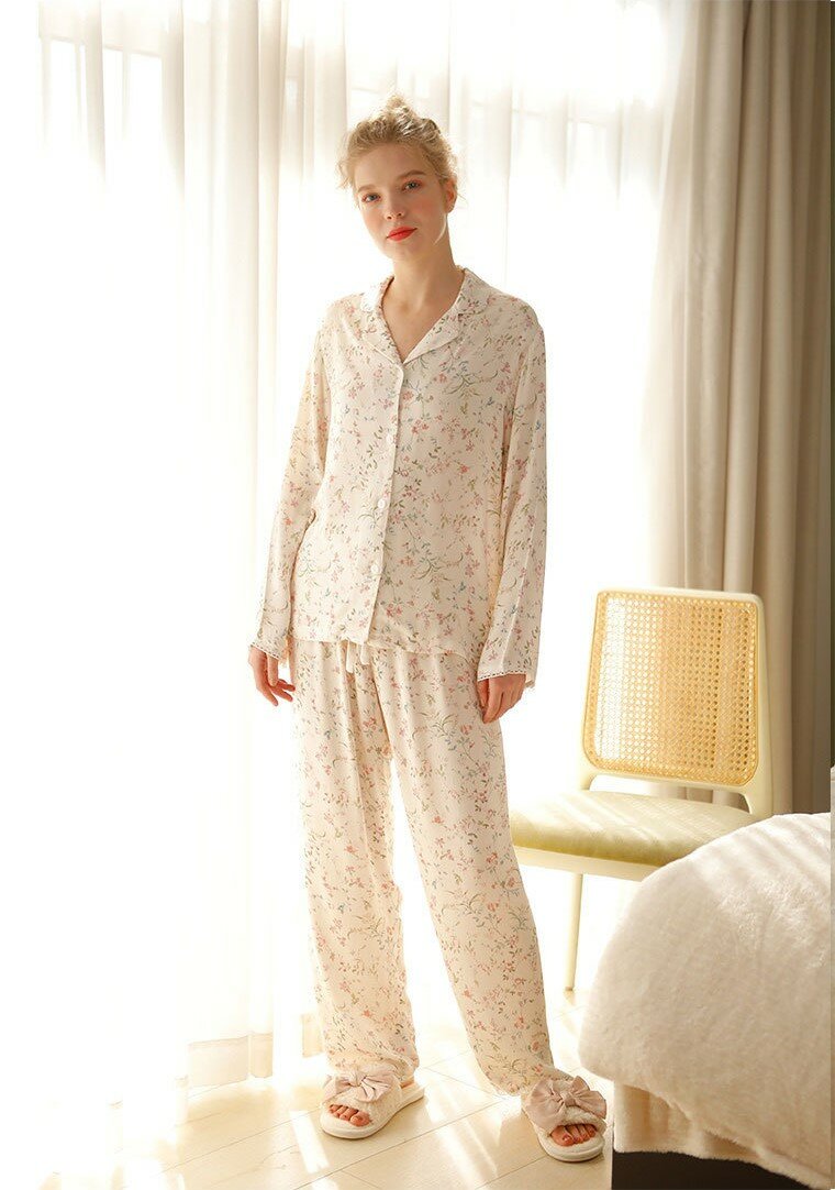 Домашний костюм-пижама шелковая женская с брюками и рубашкой - фотография № 1