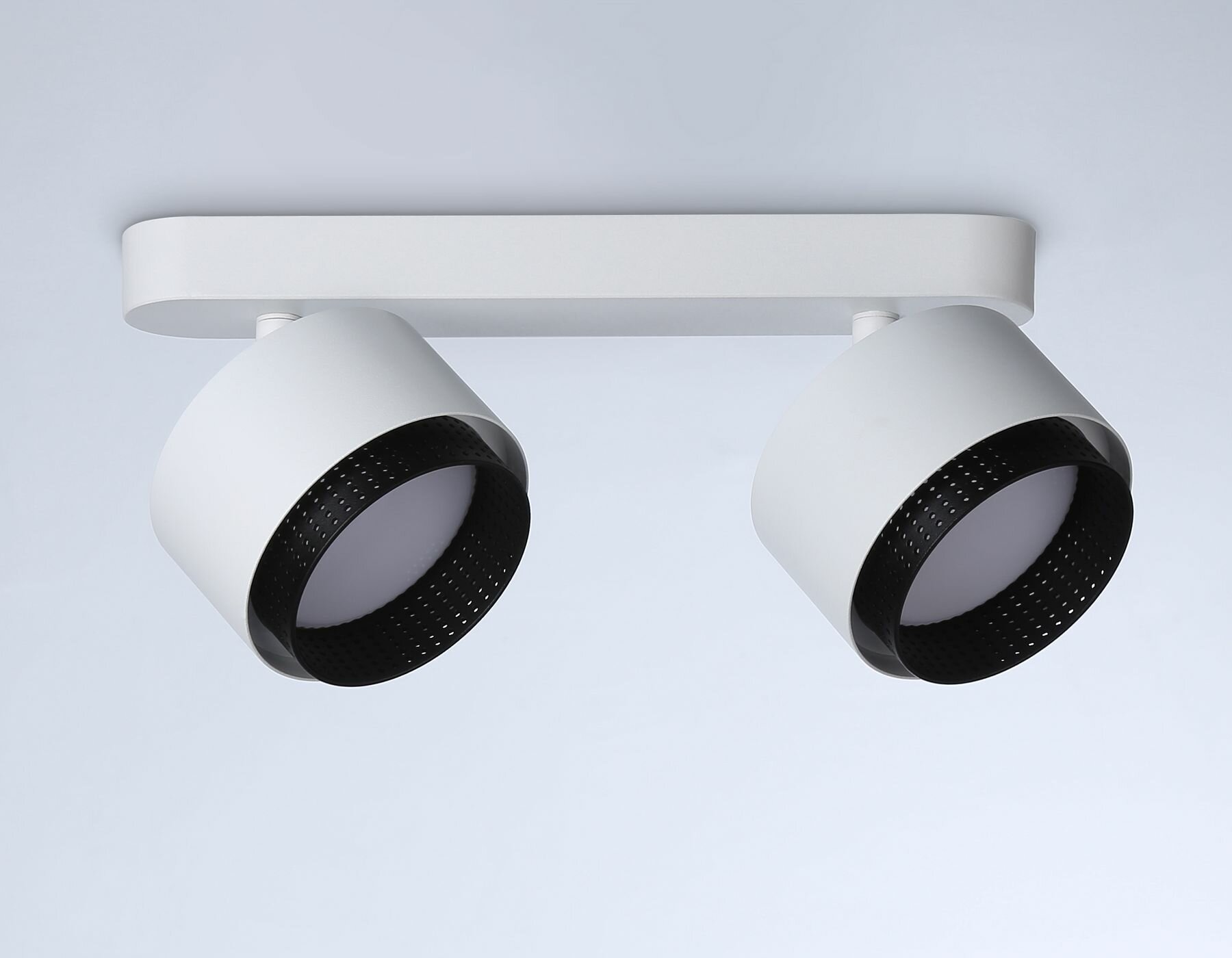 фото Настенно-потолочный поворотный спот со сменной лампой GX53/2 max 12W 270*95*137, белый/черный