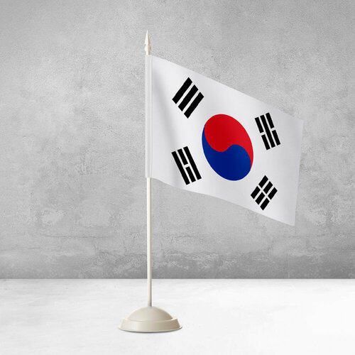 Настольный флаг Южной Кореи на пластиковой белой подставке флаг настольный флажок южной кореи 22 х 14 см без подставки