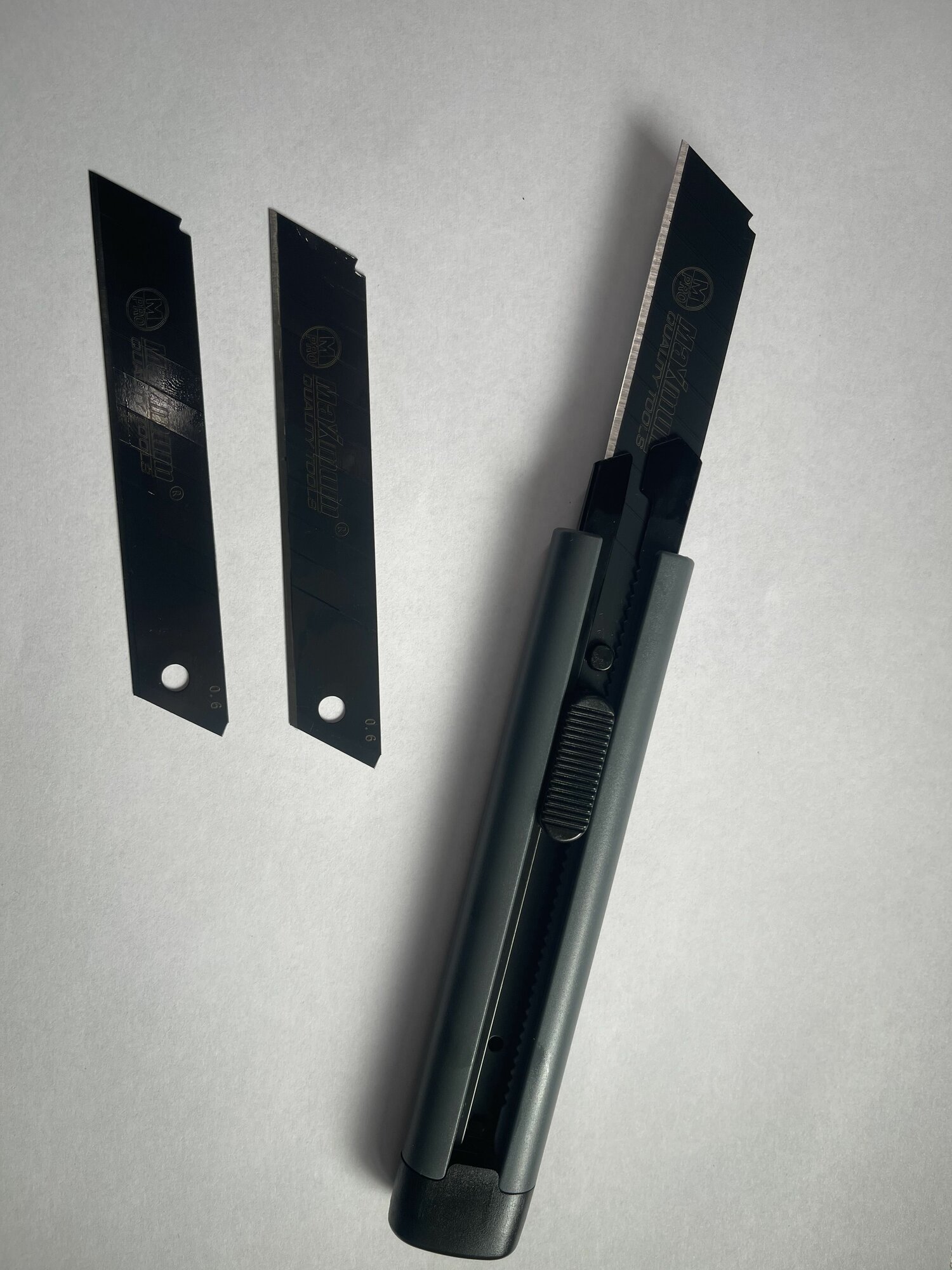 Нож канцелярский строительный усиленный 18 мм+2 лезвия 0.6 мм с фиксатором  "MAXIMUM" MX 13278 темно-серый цвет