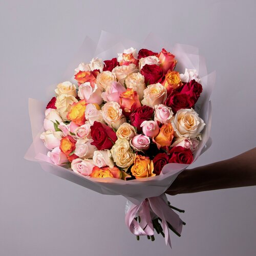 Изображение товара Букет цветов 51 разноцветная роза, Кения, 40 см в коробке и аквабоксе от "Простоцветы"
