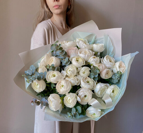 Изображение товара Премиальный букет. Изысканные ранункулюсы с веточками эвкалипта, в коробке и аквабоксе, размер XL. Veresk392