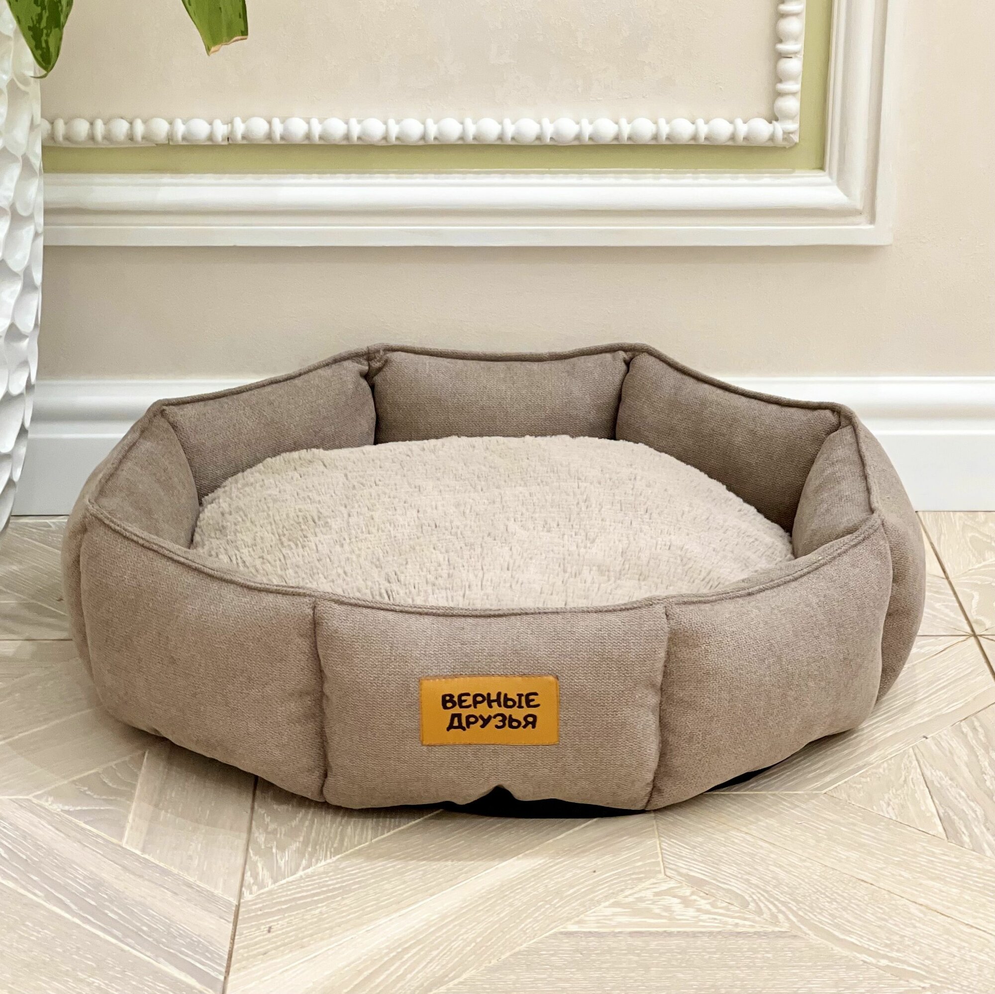 GLG Лежанка для кошек и собак с меховой подушкой "Донат". Кофейный, M. Размер 52х52х13 см.