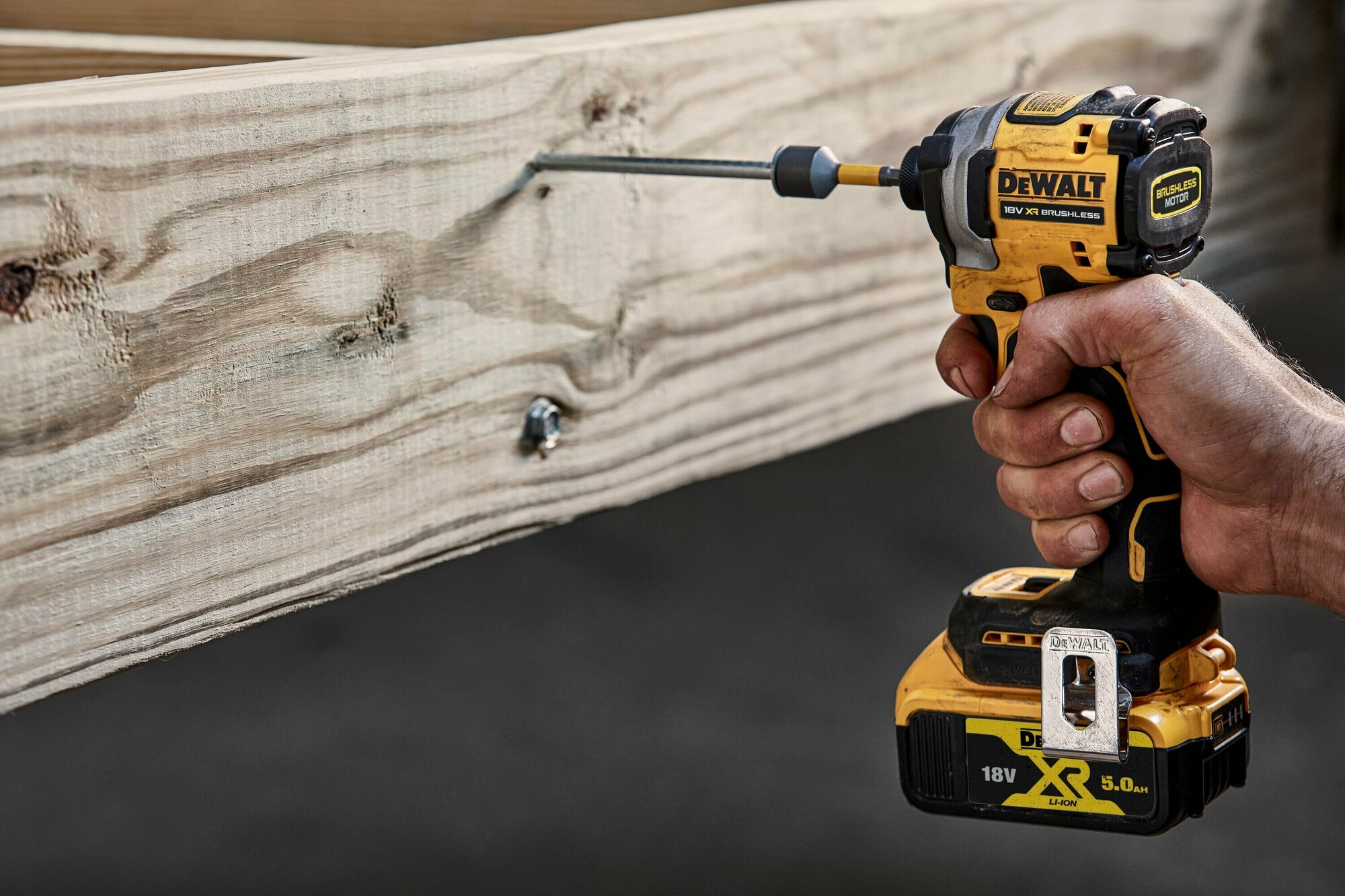 Аккумуляторный импульсный шуруповерт DEWALT, 18 В, 206 Нм, 3800 уд/мин, 3250 об/мин, с 2 АКБ 5 АЧ и ЗУ, в кейсе TSTAK, DCF850P2T - фото №5