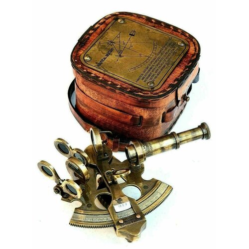 Морской секстант в кожаном футляре