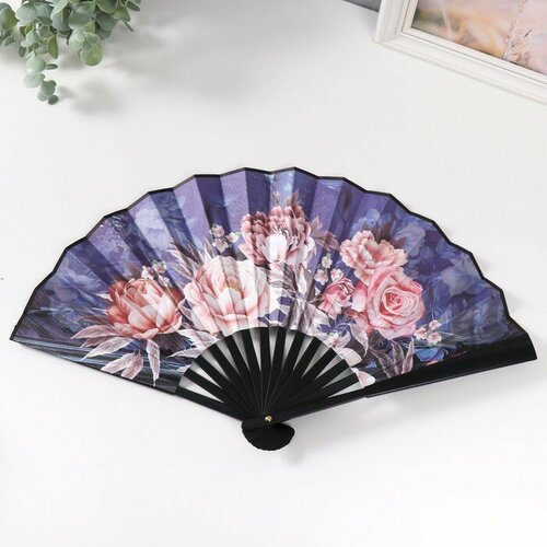 Веер пластик текстиль h265 см Крупные розы на синем фоне 832₽