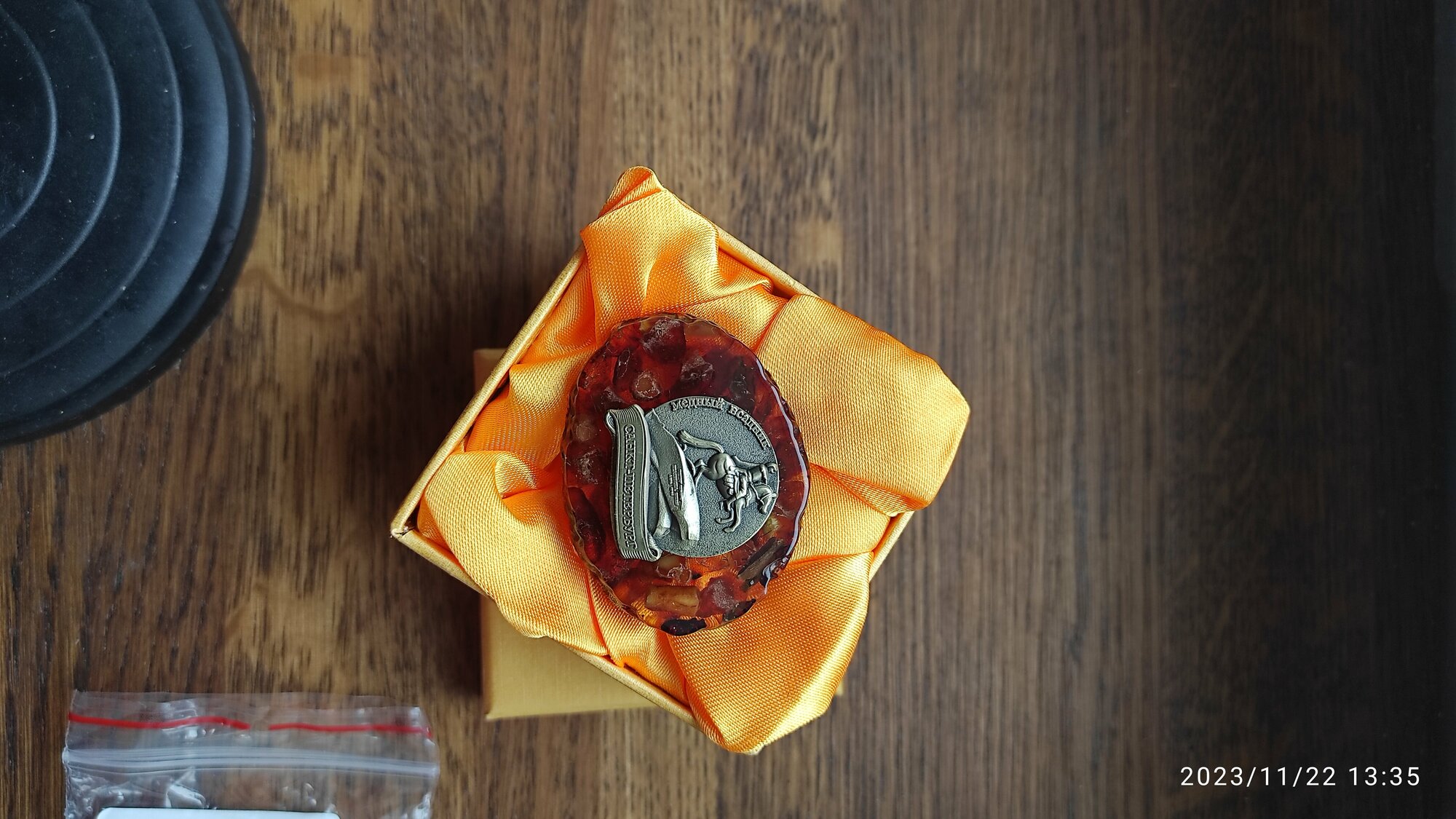 Магнит янтарный "медный всадник " — фото 1