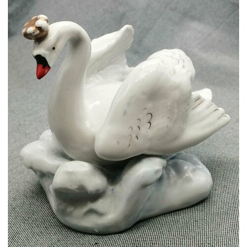 Статуэтка Царевна-лебедь, скульптор П. М. Кожин, фарфор, роспись, люстр, золочение, Дулёво СССР 1950-1970 гг. Высота 10,5 см.