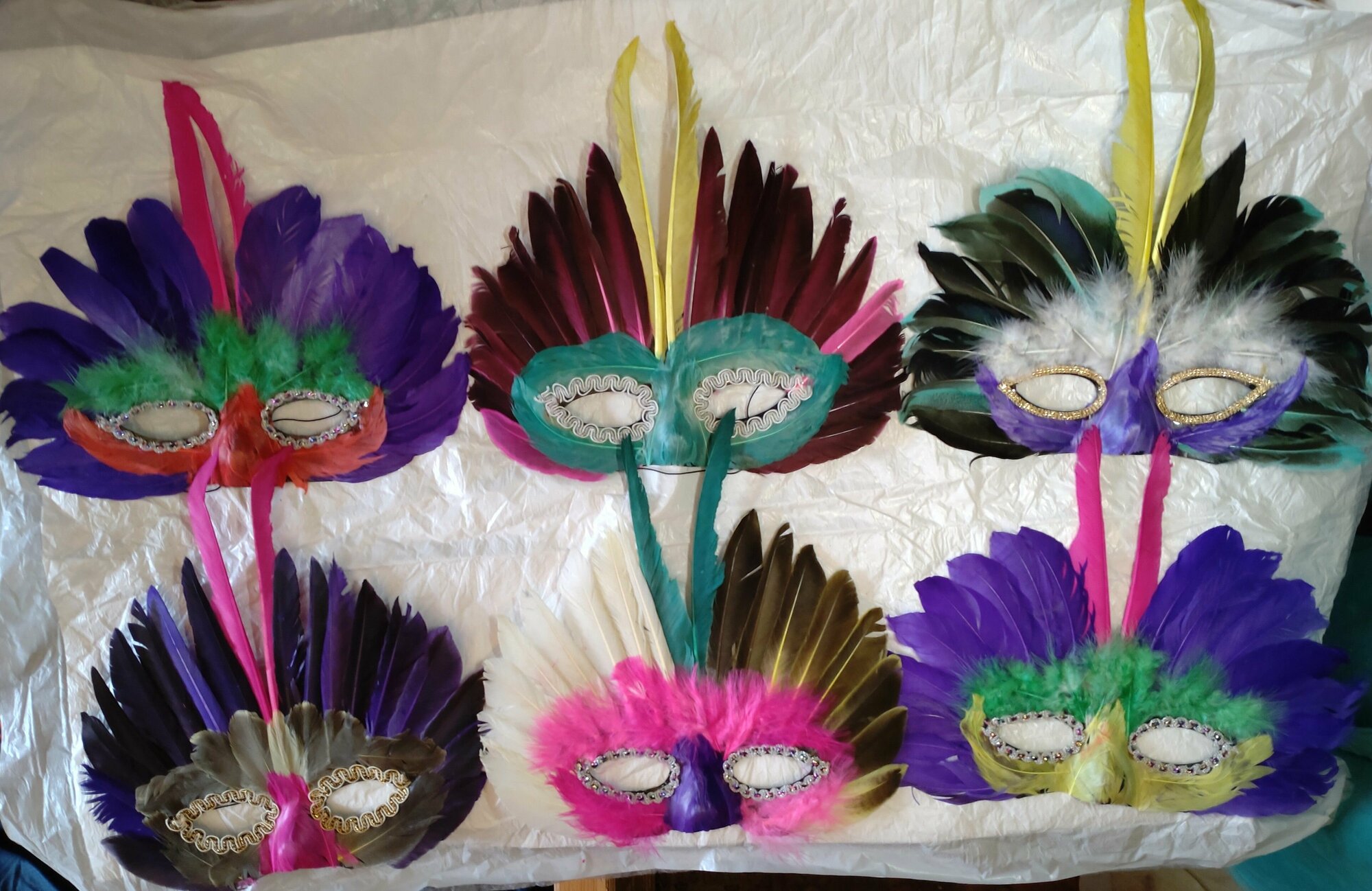 Маска карнавальная с перьями и пайетками. Комплект 10 шт.