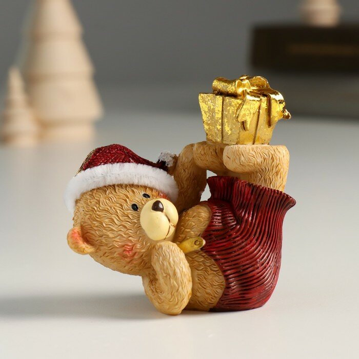 Сувенирная фигурка КНР "Мишка в новогоднем колпаке с подарками, упражнение березка", полистоун, 7х4х7,5 см
