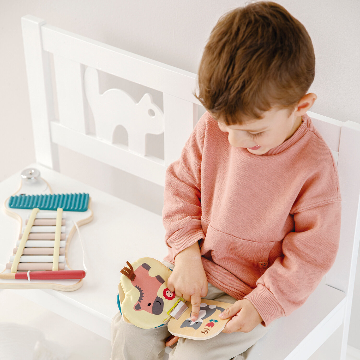 Серия Пастель Развивающие игрушки для малышей Книжка-подвеска Hape "Домашние животные" E8539_HP