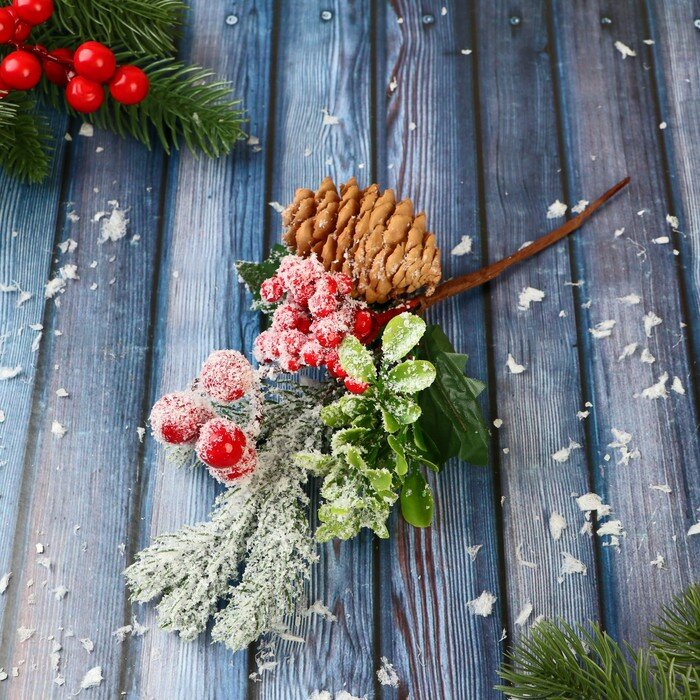 Новогодний декор Зимнее волшебство "Зимние грезы", ягоды, хвоя, шишка, 21 см