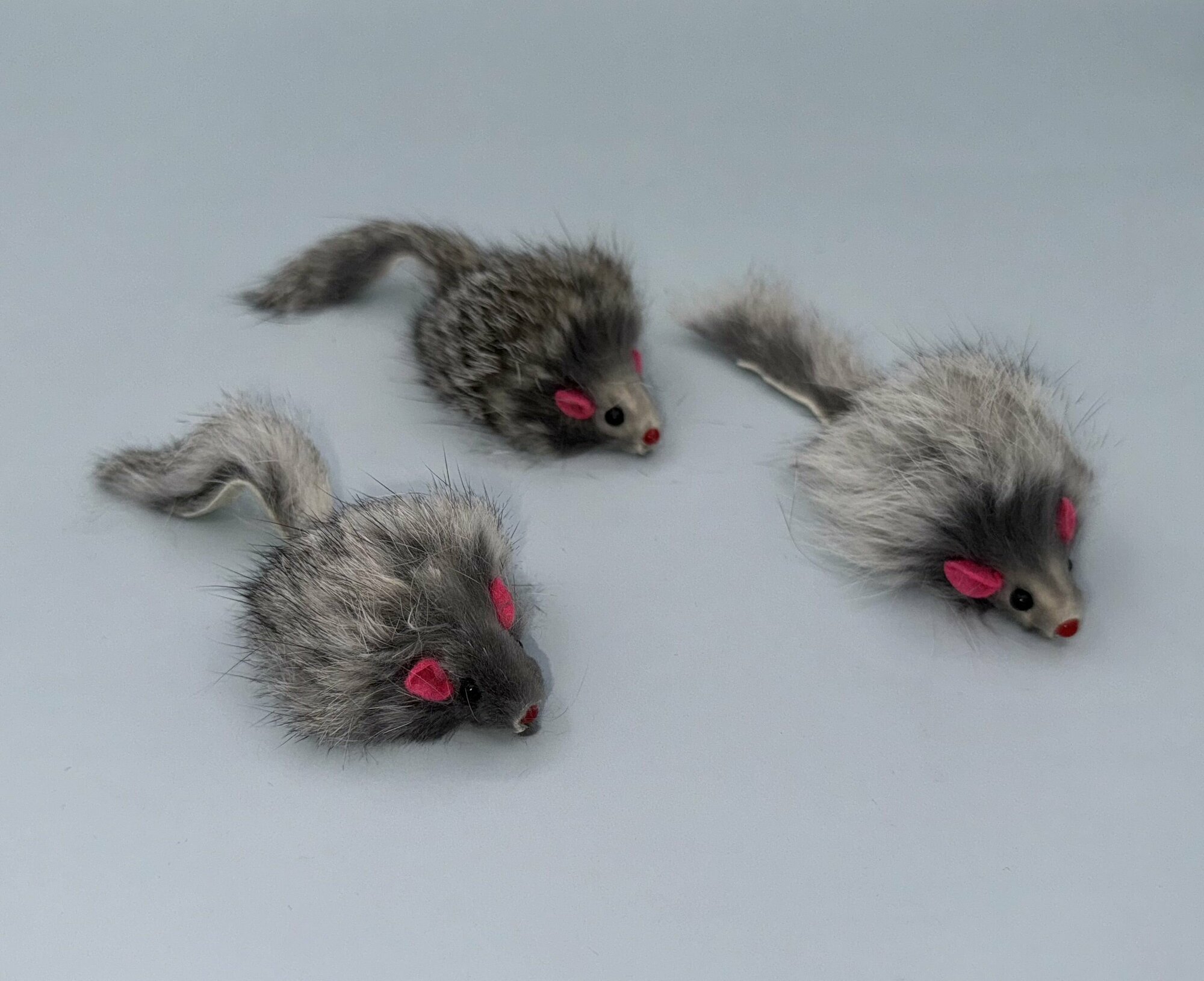 Игрушка для кошек - Мышка из натурального меха, цвет серый - фотография № 3