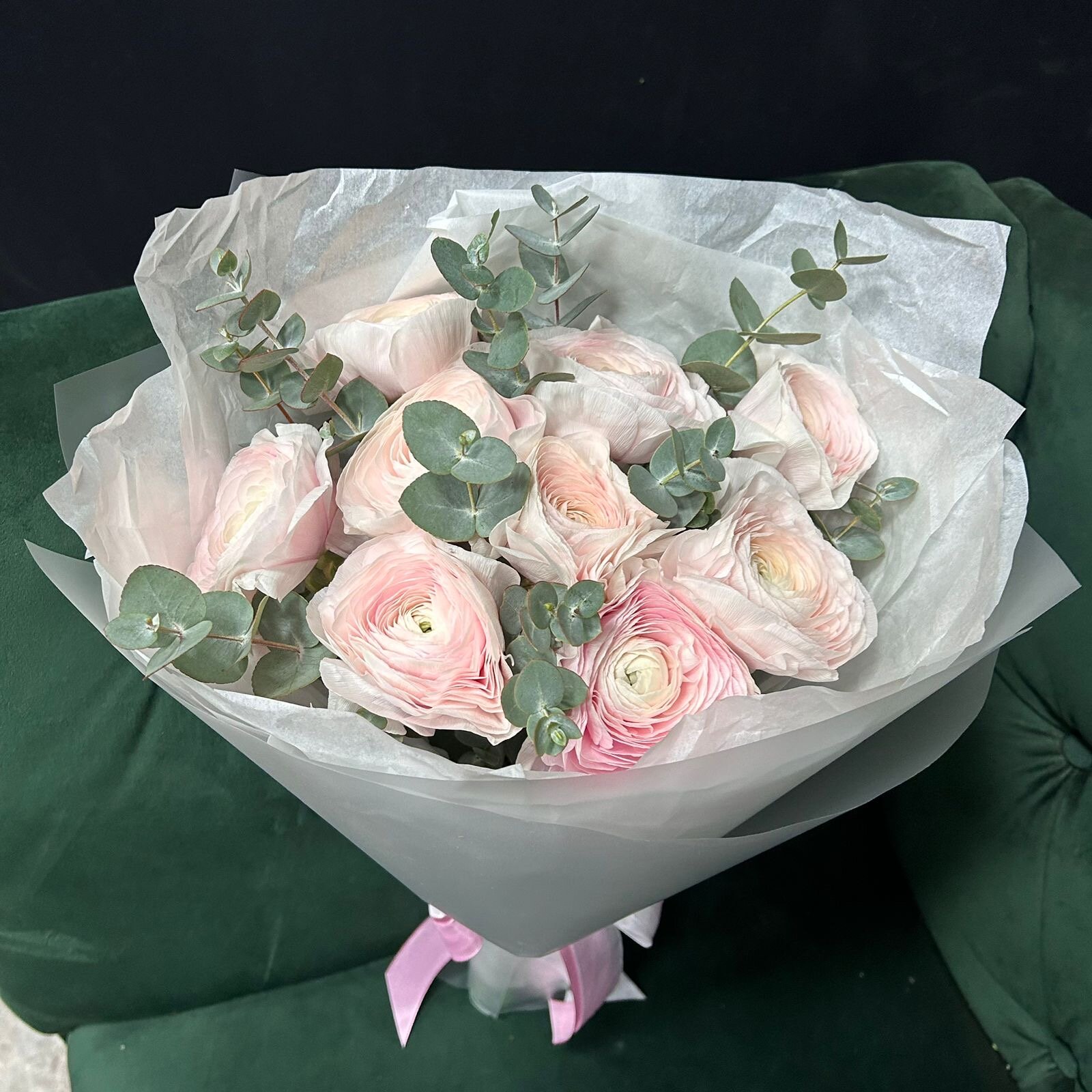 Букет из 9 ранункулюсов с эвкалиптом