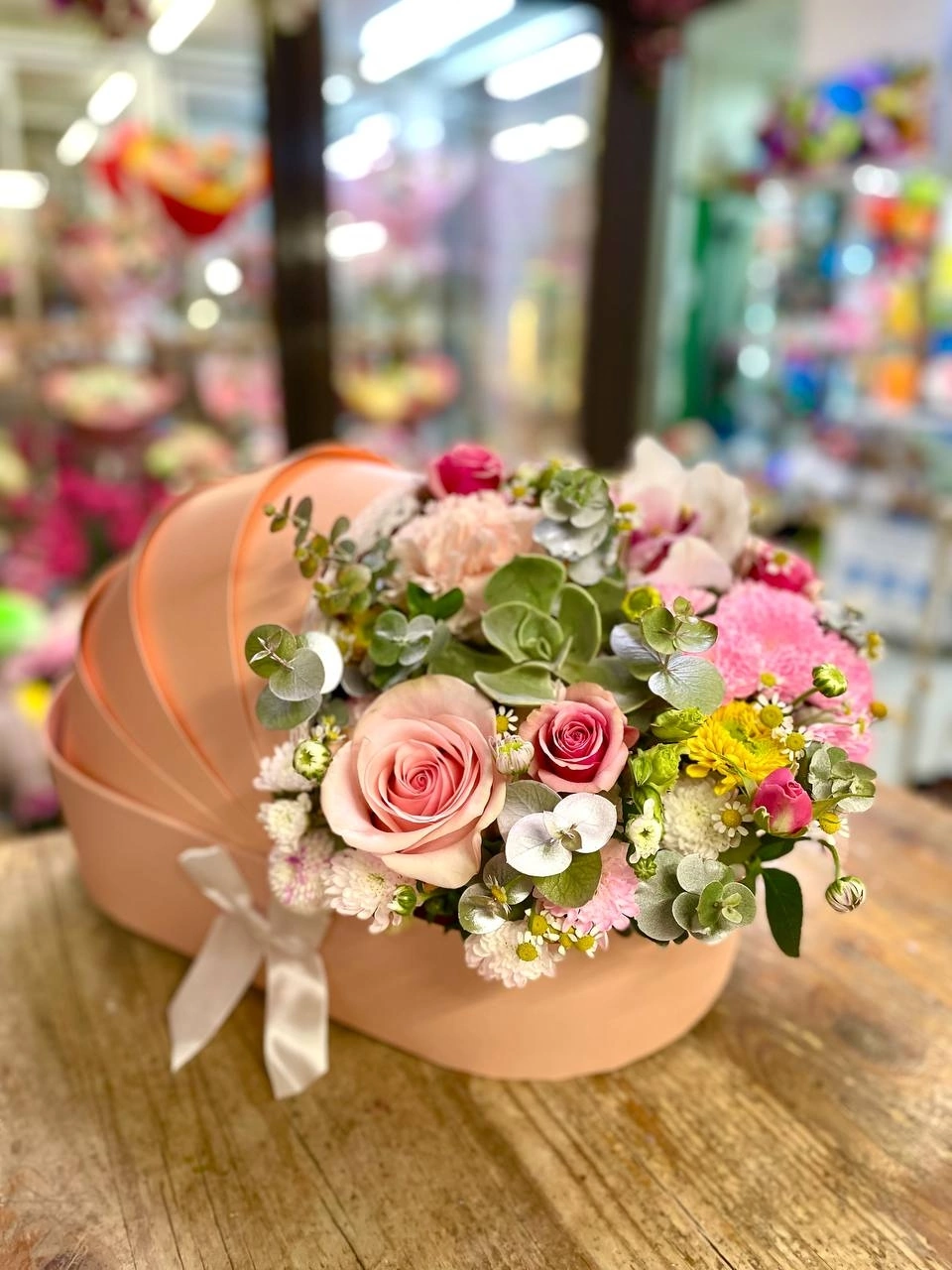 Композиция в коробке "На выписку" орхидеи розы гвоздики эустомы суккуленты хризантемы ветви эвкалипта