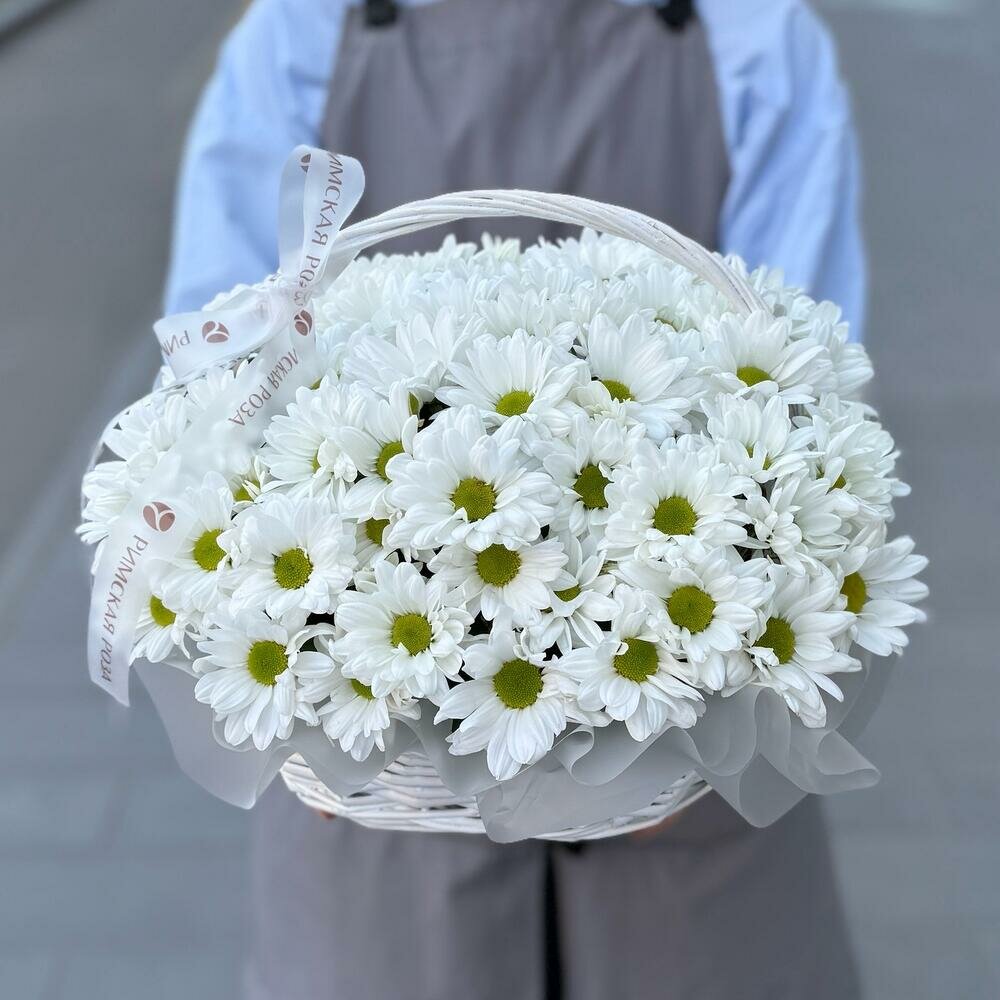 Композиция из ромашковых хризантем в корзине с лентами - римская роза