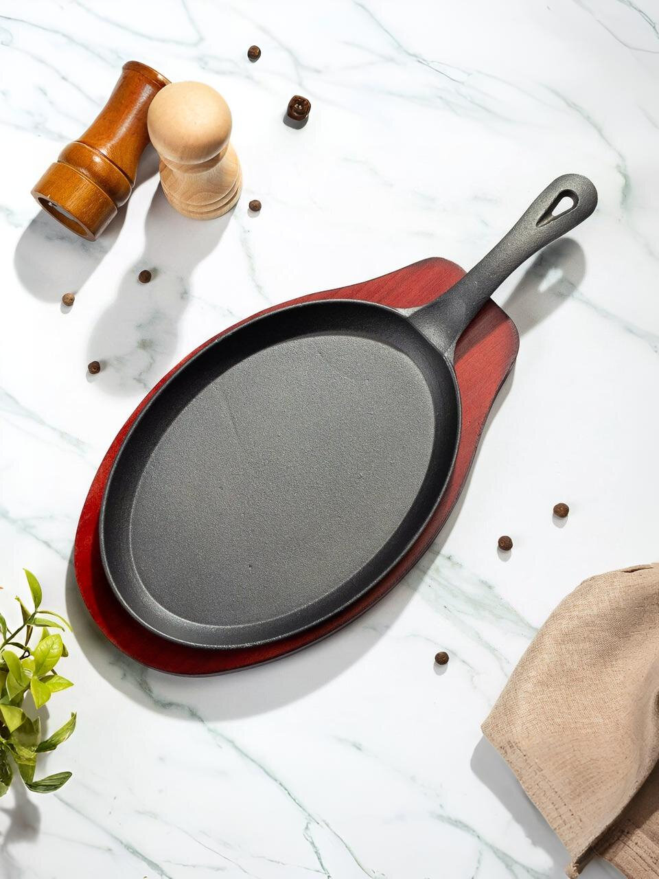 Сковорода чугун 26х18.5х2 см с подставкой