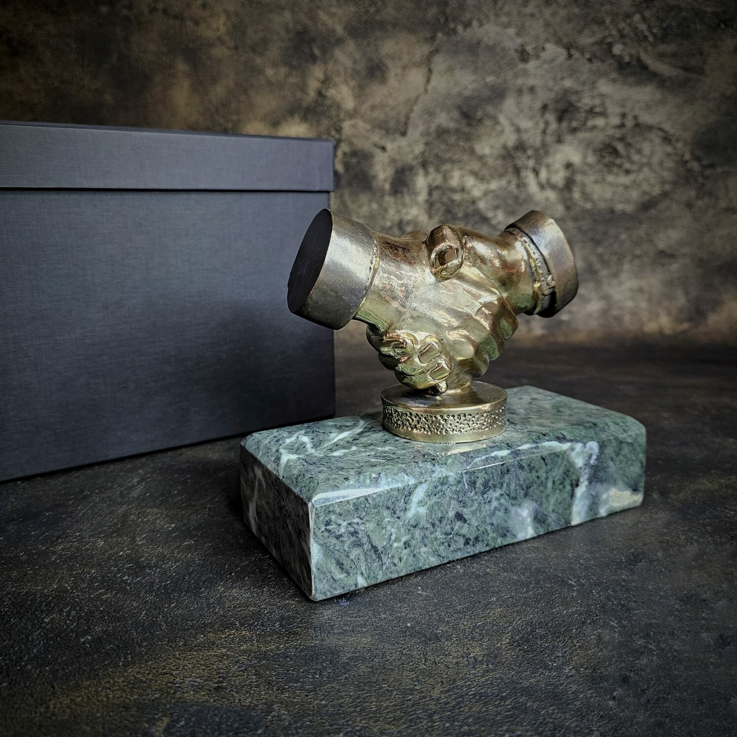 Статуэтка "рукопожатие" партнерство большое 16 см — фото 1