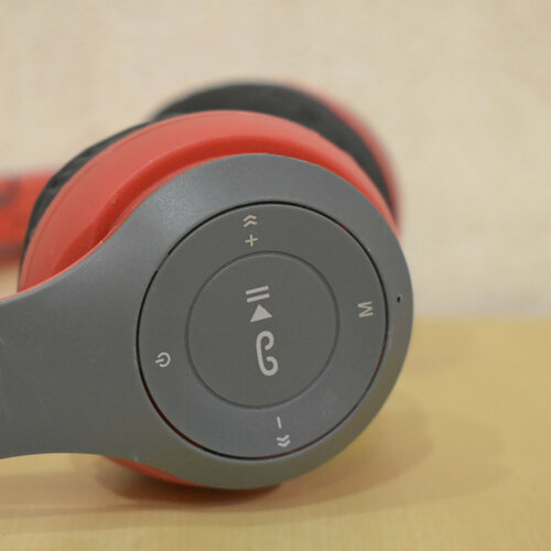 Беспроводные накладные наушники P47 красный 37400₽