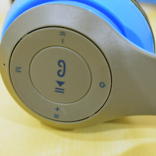 Беспроводные накладные наушники P47 голубой 374₽