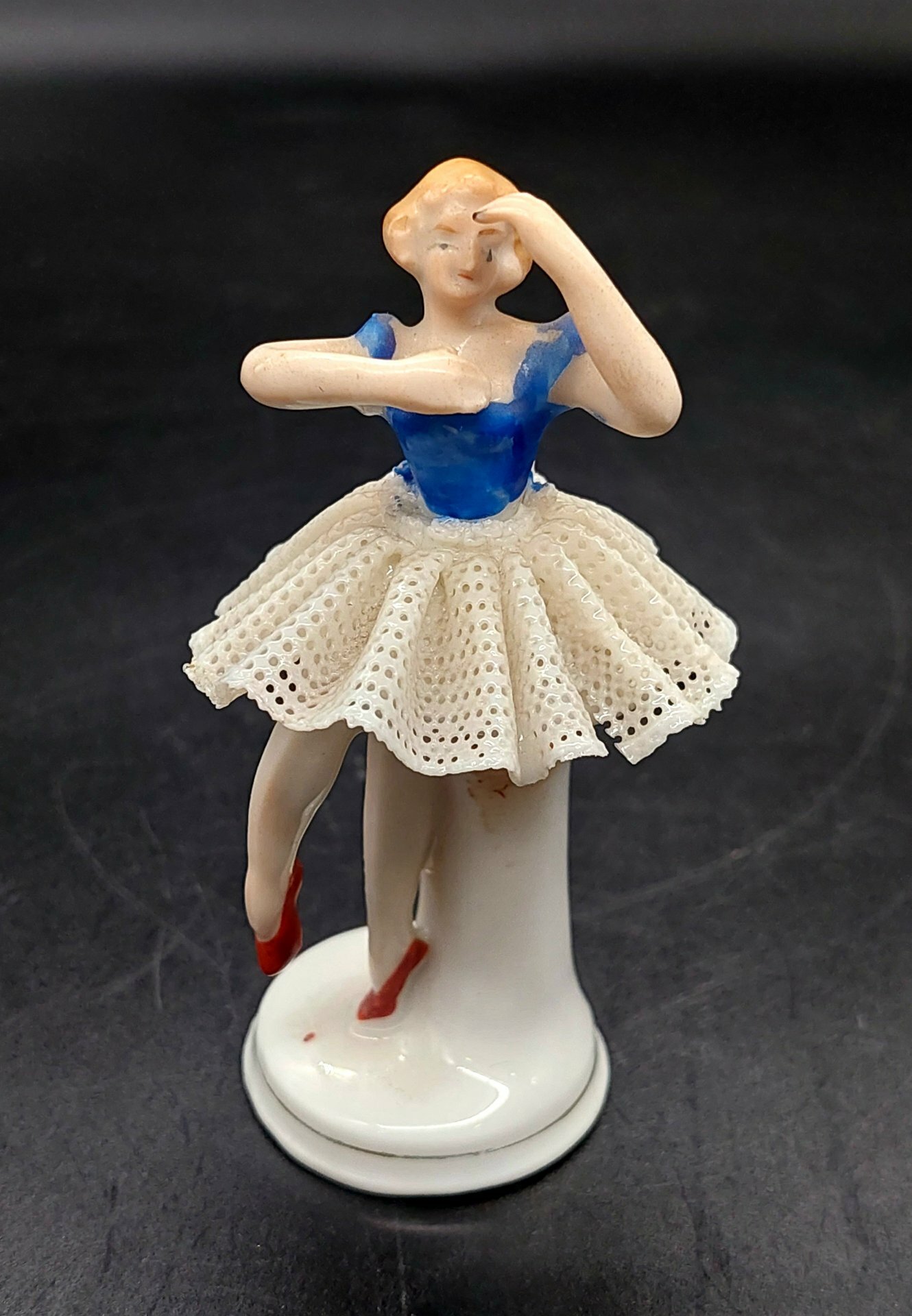 Статуэтка (миниатюра) "Балерина на тумбе", фарфор, кружевной фарфор, роспись