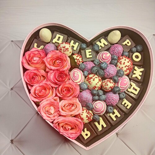 Клубника в шоколаде с розами и с шоколадными буквами с днем рождения ShokoTrendy SND0581