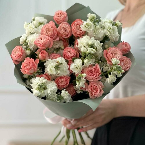 Букет кустовых розовых роз и маттиолы