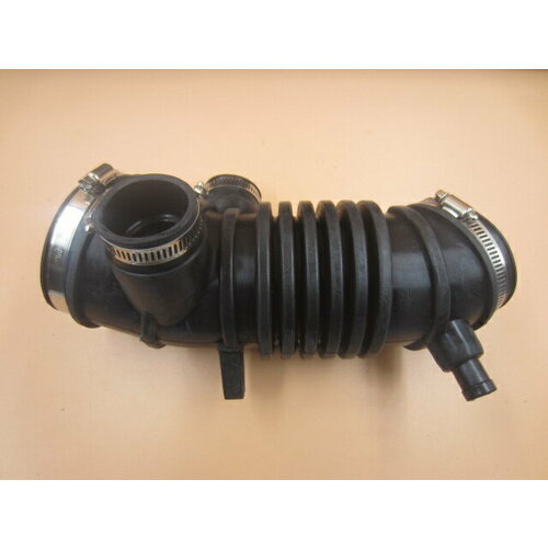 Патрубок воздушного фильтра совместим с Mitsubishi Pajero Sport 1996-2008 MR431975 2500₽
