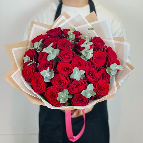 Изображение товара Букет из 25 красных роз с эвкалиптом. Rybe-flowers.