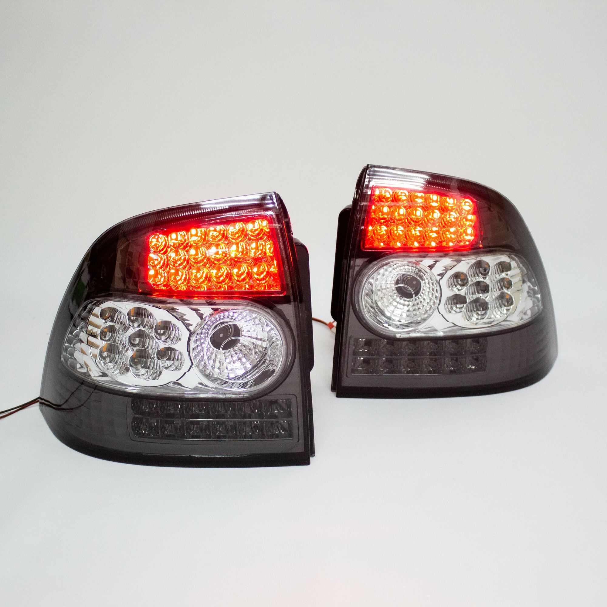 Задние фонари Приора диодные тюнинг комплект левый, правый фонарь 302-LED серо-белые