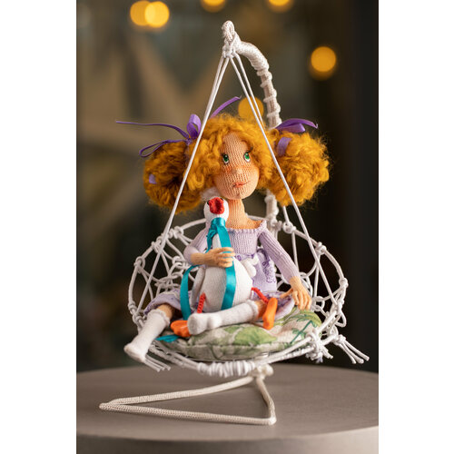 фото Авторская кукла "анфиса с гусем" ручной работы, интерьерная, вязаная кукольная коллекция натальи кондратовой
