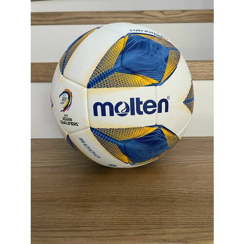 Футбольный мяч Molten 8000₽