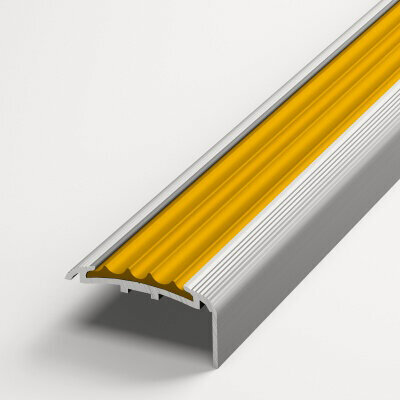 Изображение товара Угловая противоскользящая накладка на ступени Лука ПУ 71, 40х20 мм, длина 2,7 м, алюминиевая без покрытия 00, вставка из ПВХ желтая 423