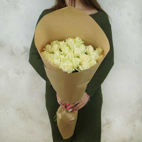 Изображение товара Букет живых цветов из 25 белых роз в крафтовой упаковке 60см.