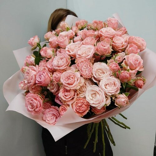 Изображение товара Букет "Эсмеральда" собран из 13 шикарных пионовидных кустовых роз в стильной упаковке