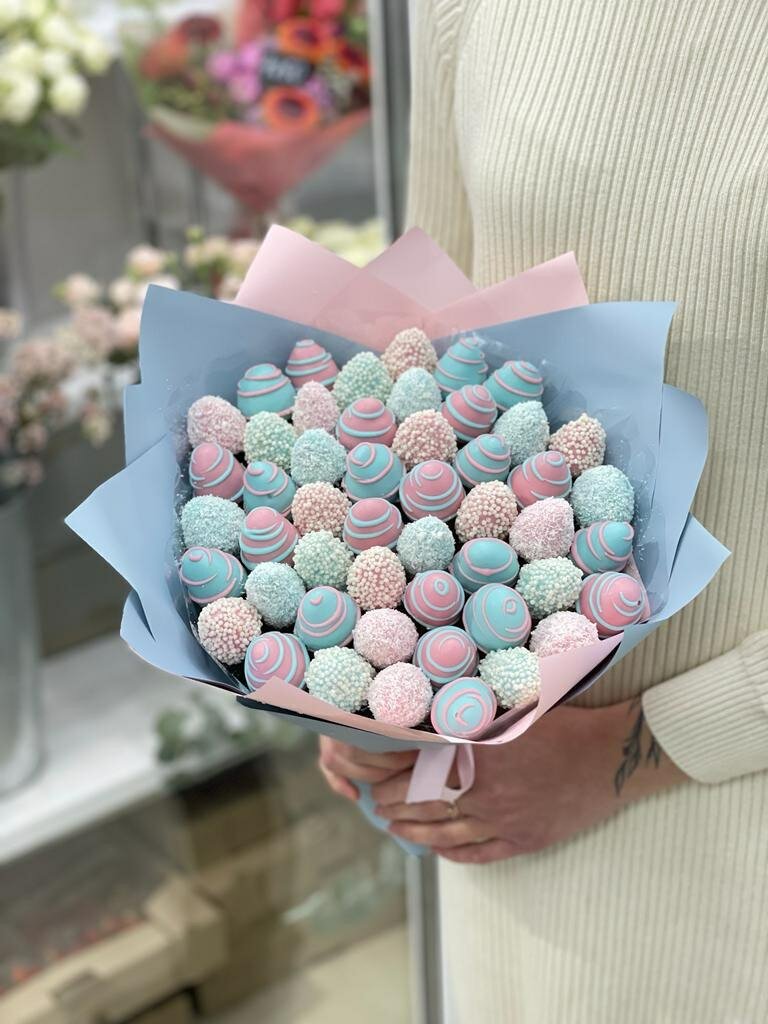 Букет с клубникой "Sweet", 900 г, в белом шоколаде, посыпан кокосовой стружкой и воздушным рисом