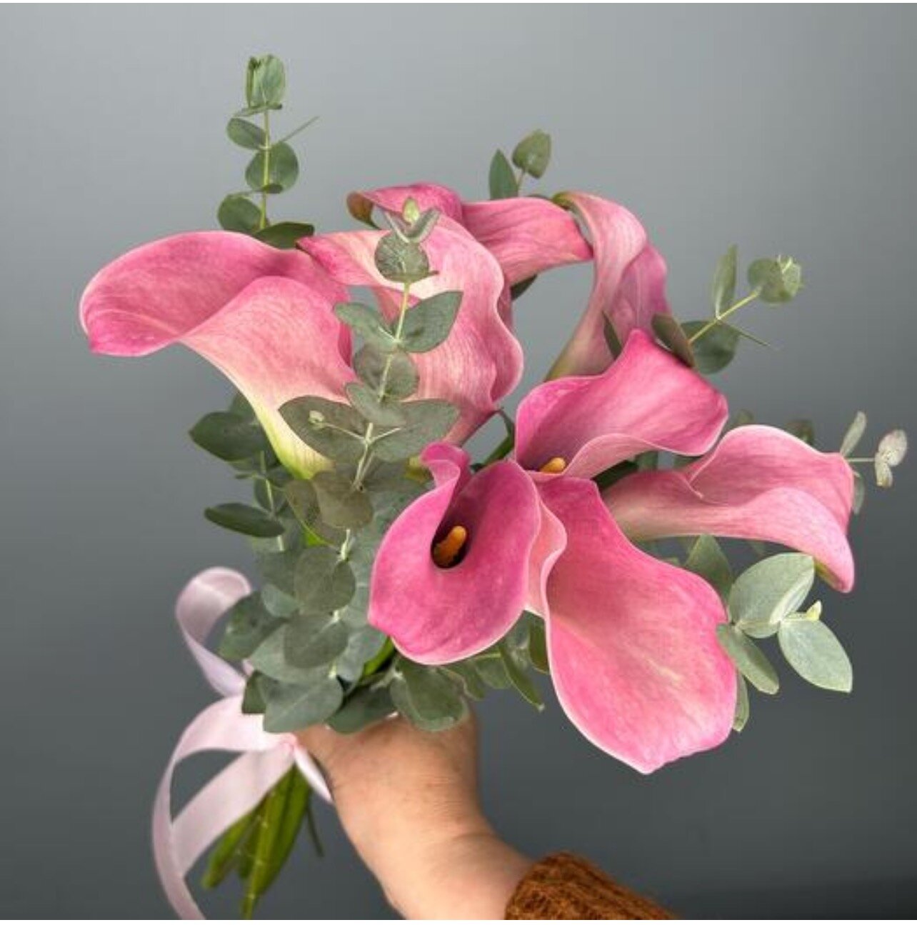 Монобукет Flowery Hills розовые каллы с эвкалиптом высота 45 см размер S 9 шт.
