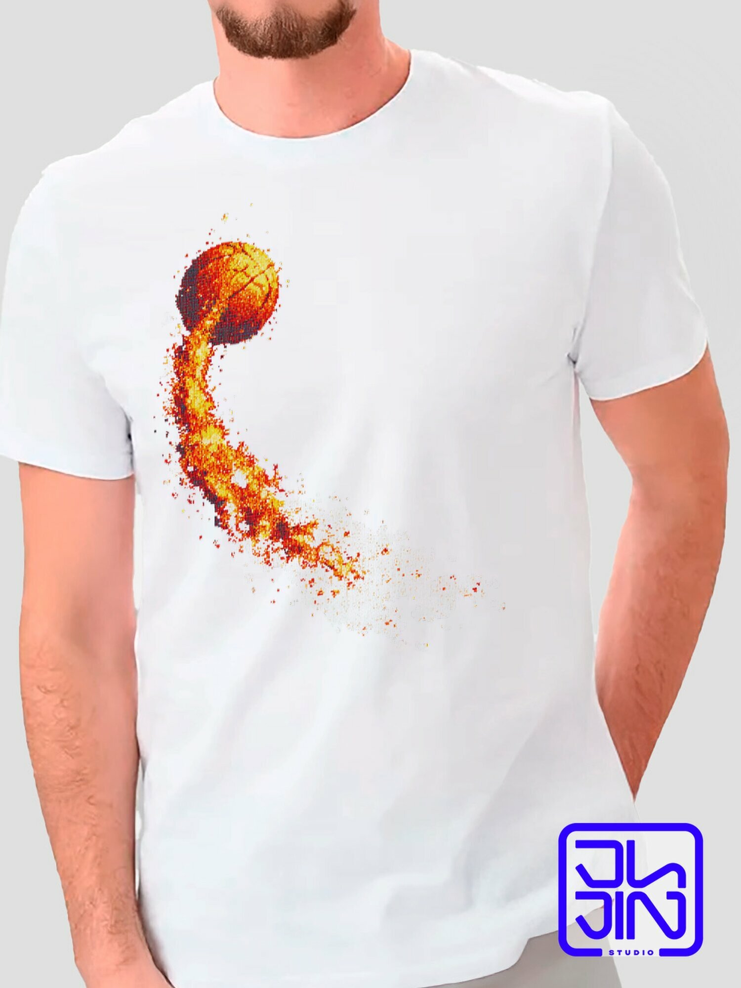 Футболка классическая мужская с авторским принтом Баскетбольный мяч оранжевый, пиксельный в белом минималистичном пламени, белый хлопковый трикотаж с прикольным рисунком на груди