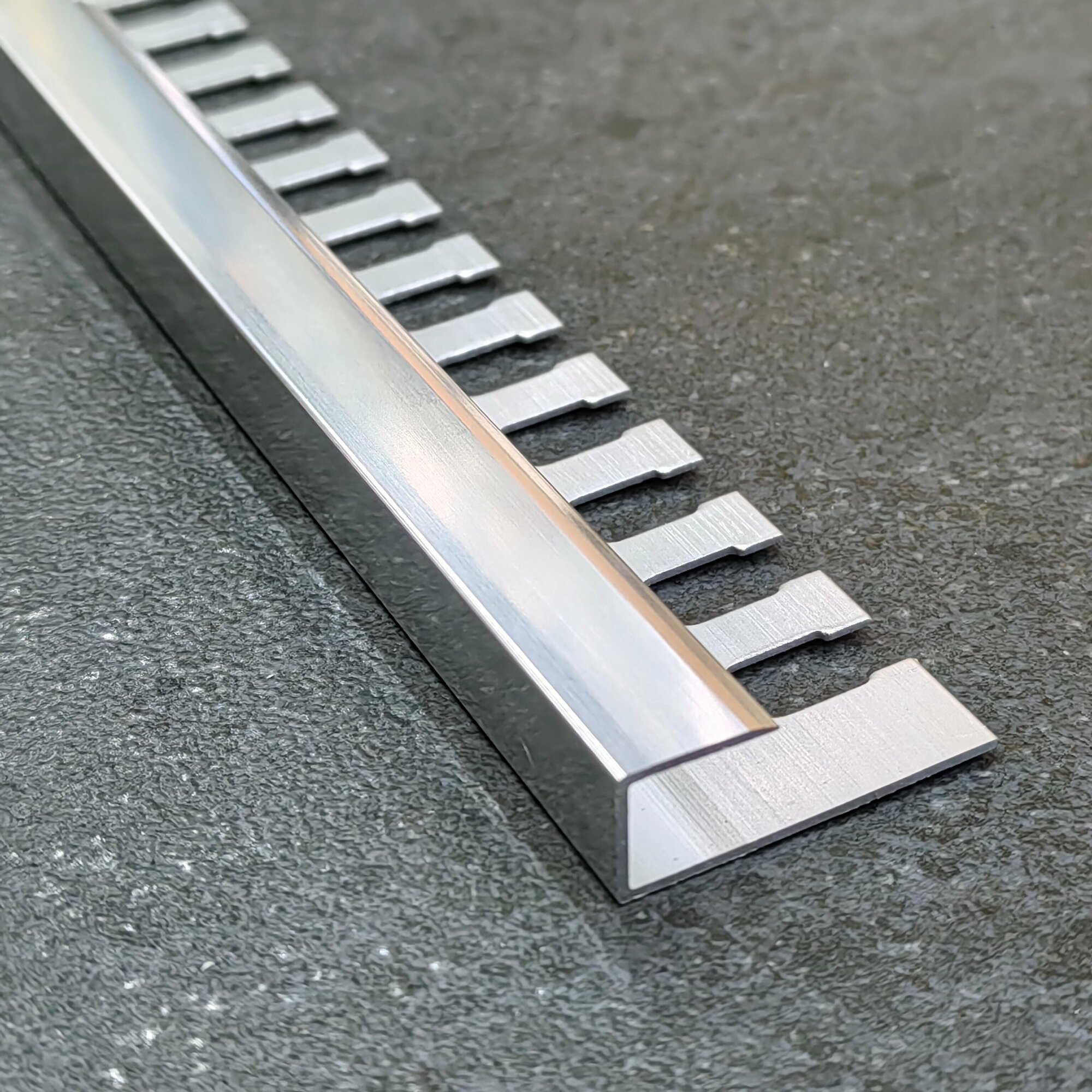 Профиль L-образный алюминиевый анодированный наружный для плитки 9мм 2.7м Серебро глянец