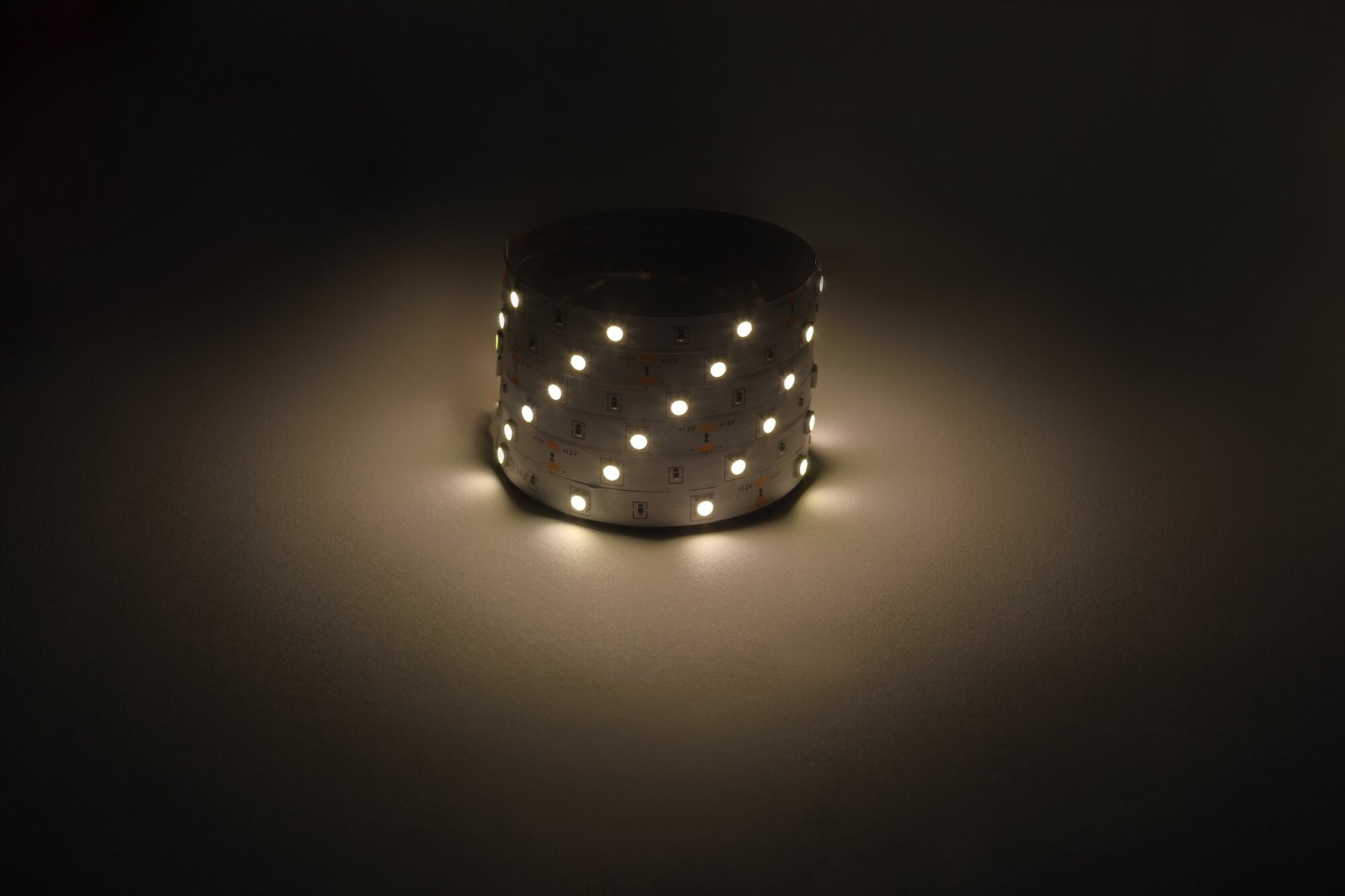 фото Светодиодная лента ЭРА LS5050 -7,2-30-12-3000K-IP20-1 year-5м 7,2Вт 12В 30LED теплый белый свет