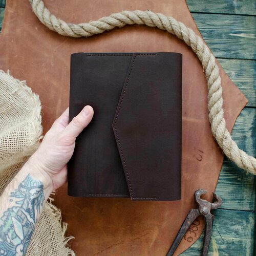 Изображение товара Кожаный блокнот на кольцах А5 с кармашками. Застежка на кнопке.